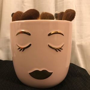 Makeup brush holder + FREE empty palette